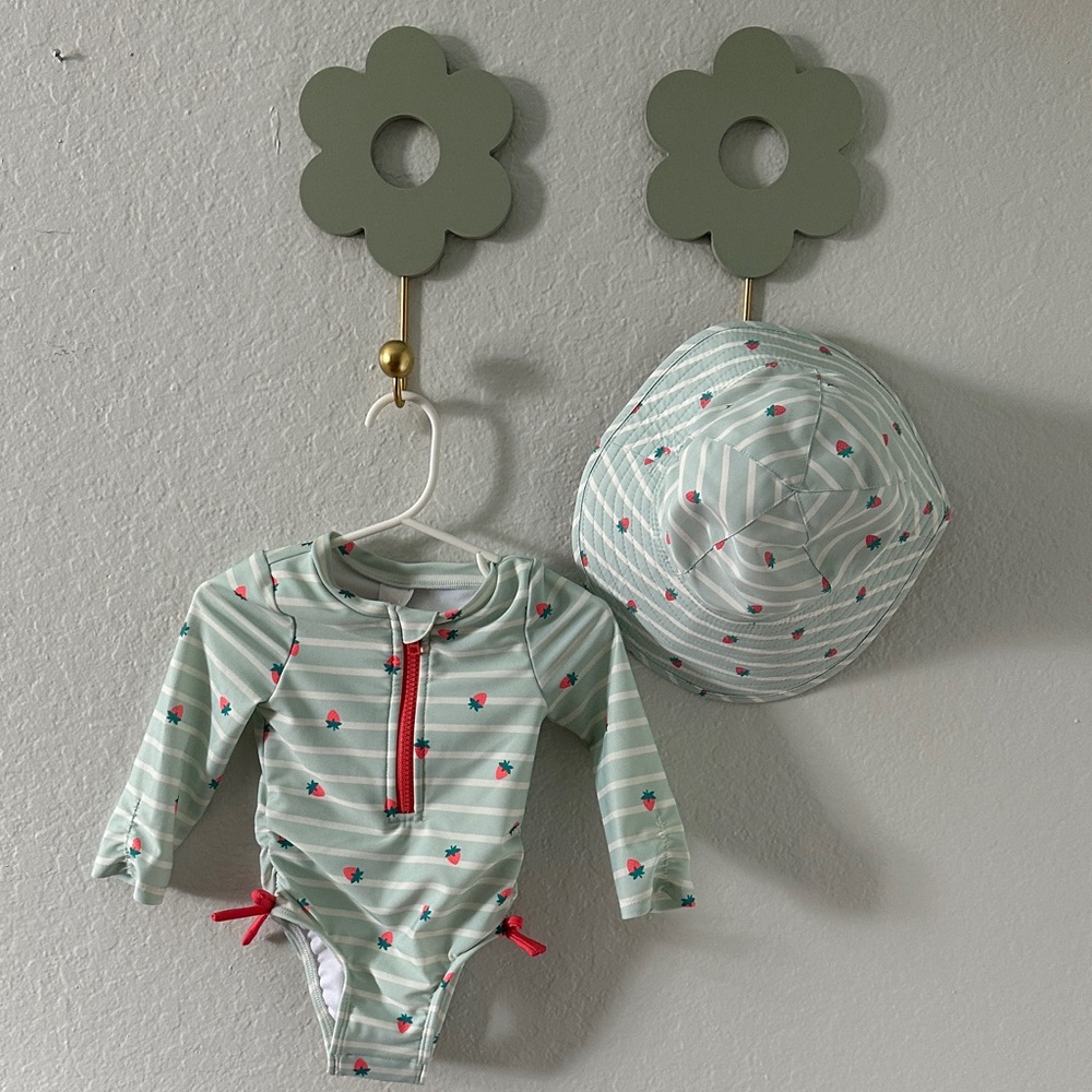 NWOT Cat & Jack Rashguard Swimsuit with matching hat, 12 Months